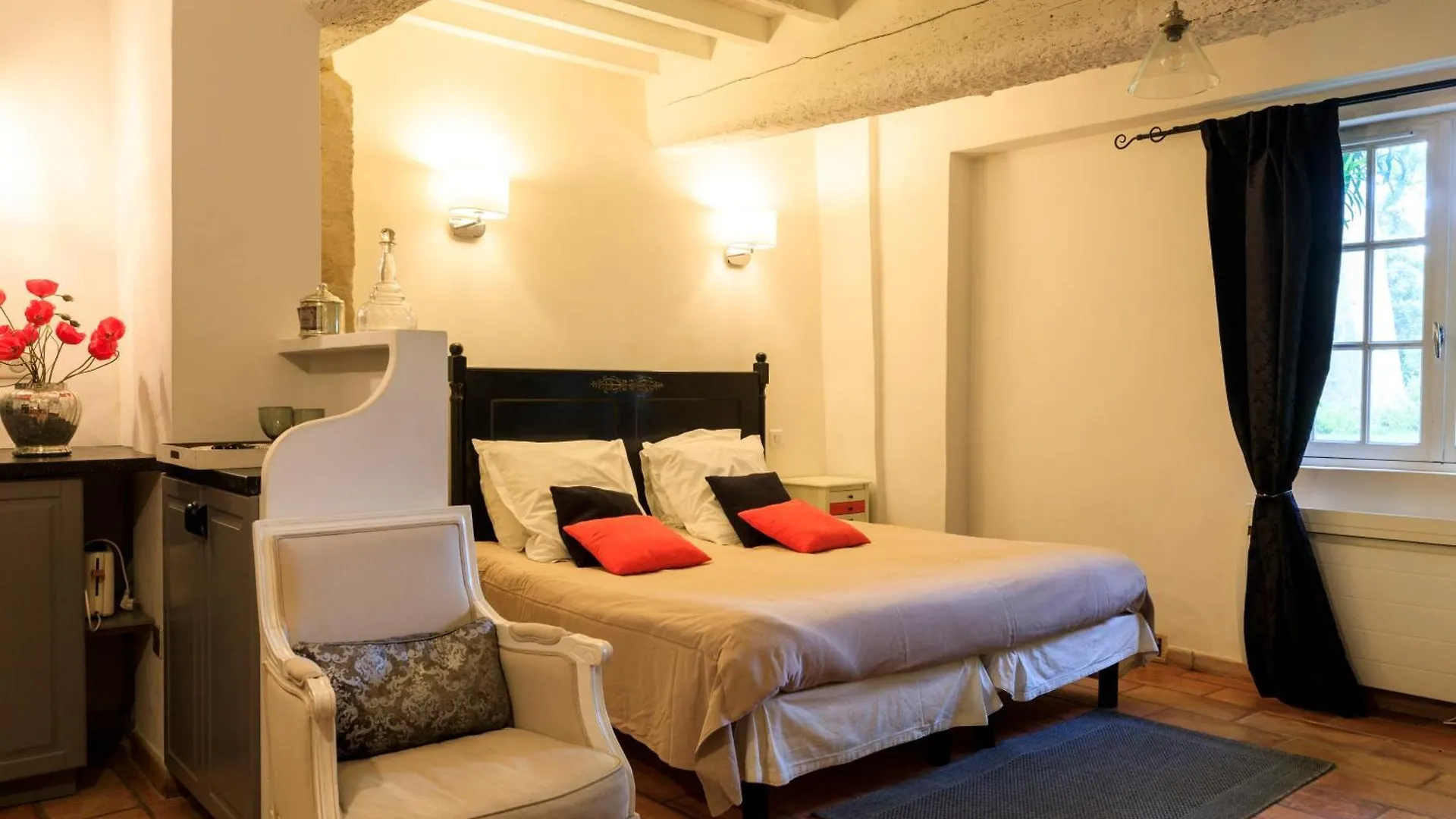 Holiday home Les Gites Du Domaine De Rhodes Avignon